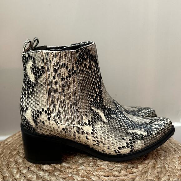 BLONDO Elvina Snake Skin Embossed Leather Upper Waterproof Bootie Size 6 M - Picture 1 of 7